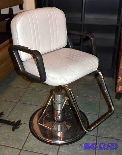 lot 78 image: Classic hydralic Barber Salon Styling chair...