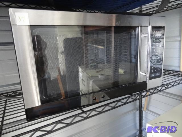 lot 37 image: Magic Chef turn table microwave. MCD1611ST...