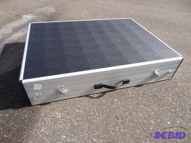 lot 57 image: Aluminum shipping case. 32 x 24 x 6...