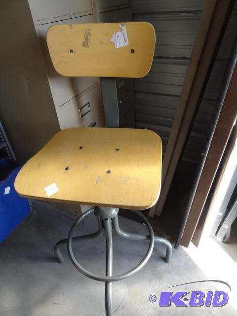 lot 7 image: Adjustable height stool....