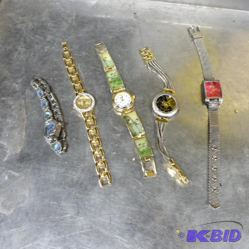 lot 182 image: New 5 piece of jewelry lot including 5 ladies...