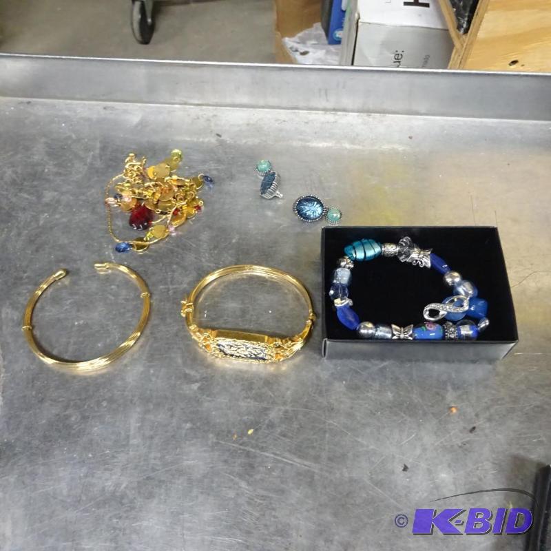 lot 183 image: New 5 piece of jewelry lot including necklace...