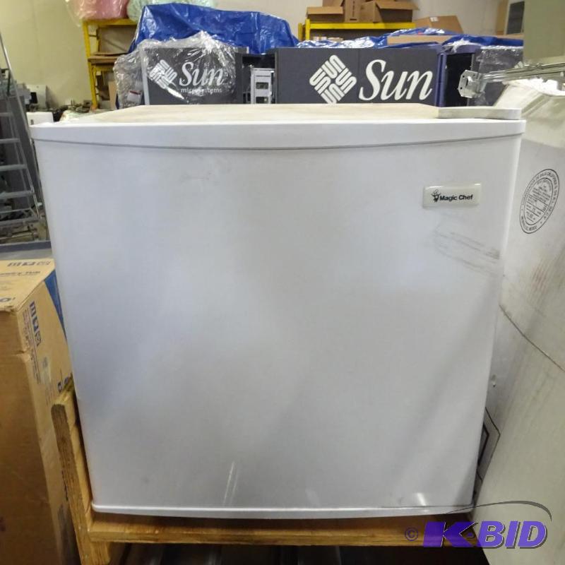 lot 242 image: New Magic Chef Cube Refridgerator. Model MCBR...