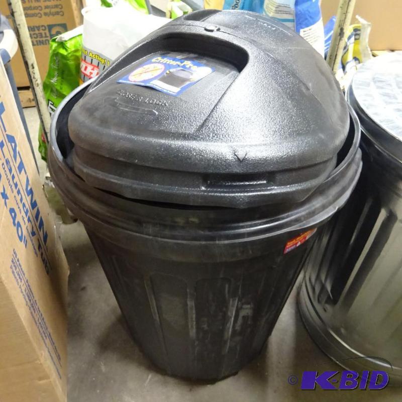 lot 295 image: New 32 gallon plastic garbage can...