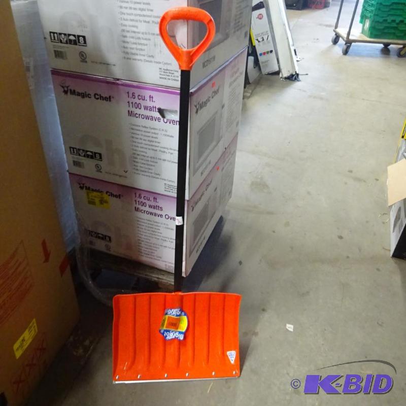 lot 307 image: New BigFoot Super Snow Shovel. Poly blade wit...