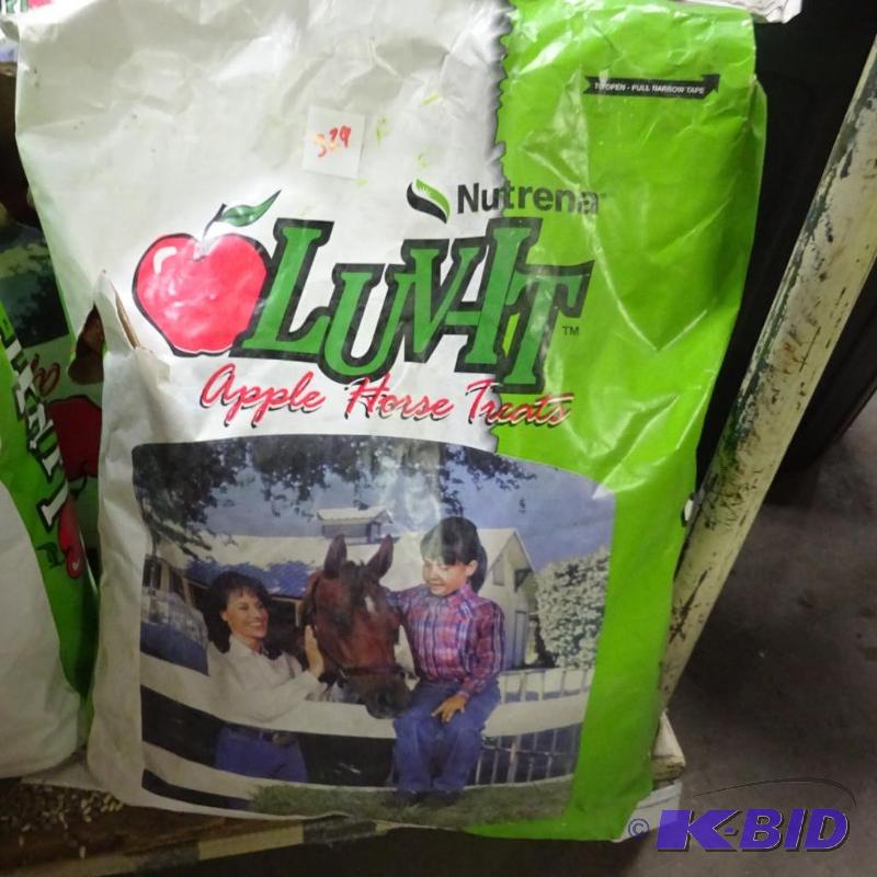 lot 330 image: New Qty 2 bags of Nutrena LuvIt Apple Horse T...
