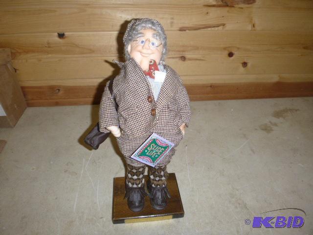 lot 100 image: 17" Golfer Figurine ...