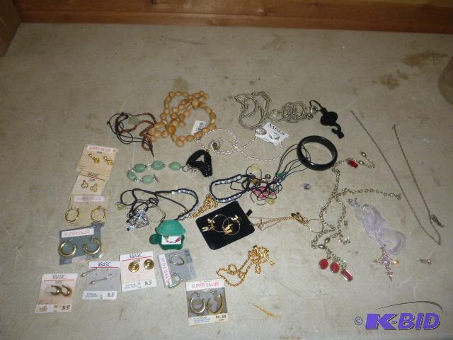 lot 105 image: Miscellaneous Costume Jewelry ...