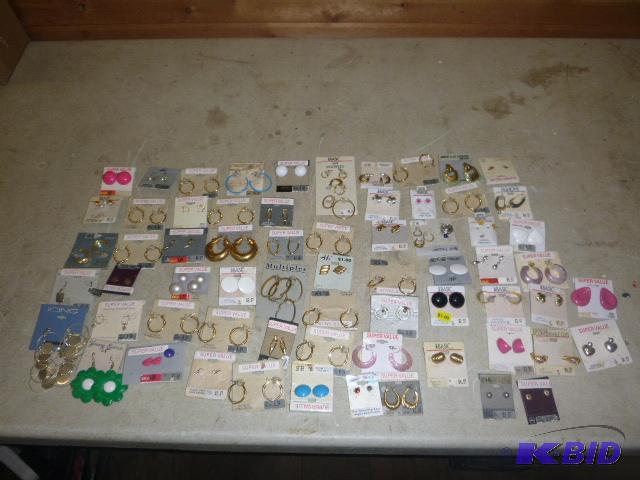 lot 109 image: Miscellaneous Earrings...