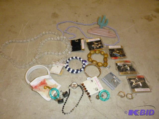 lot 110 image: Miscellaneous Costume Jewelry...