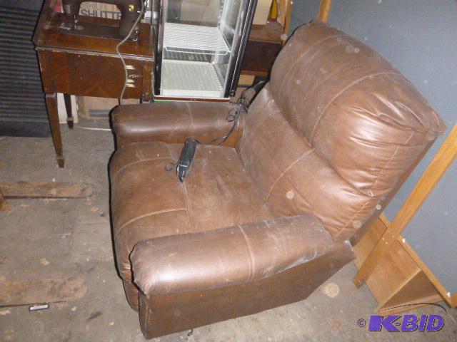 lot 126 image: Berkline Recliner&nbspLift Chair Fair condit...