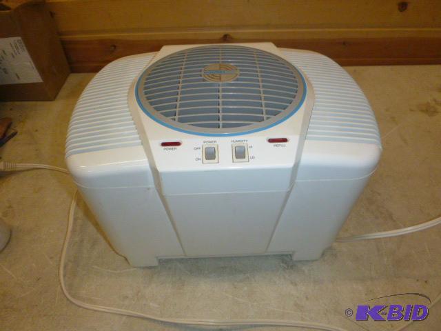 lot 20 image: Holmes Humidifier Powers up....