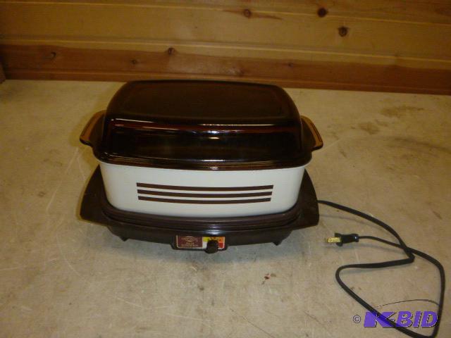 lot 214 image: West Bend Slo-Cooker Tested and works....