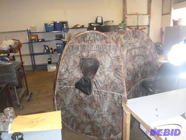 lot 22 image: Guide Gear 6 Panel Camouflage Blind Super mag...