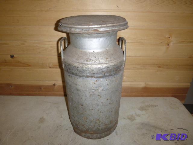 lot 253 image: Vintage Oil Can  San. FM. DYS. 55...