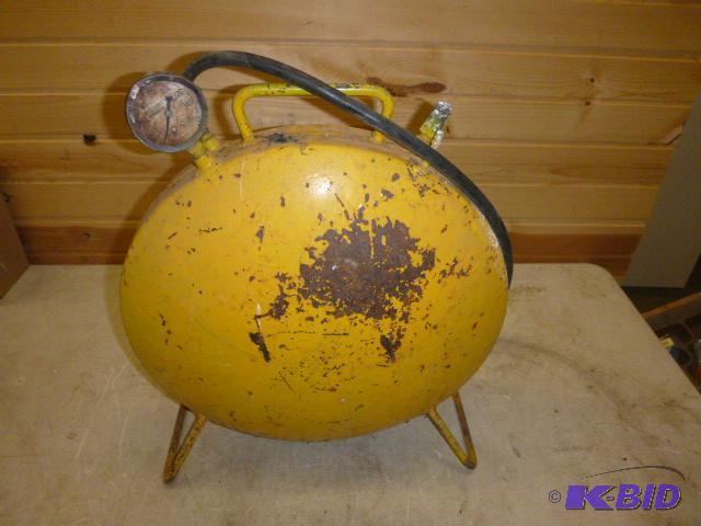 lot 272 image: Portable Air Tank Broken gauge....