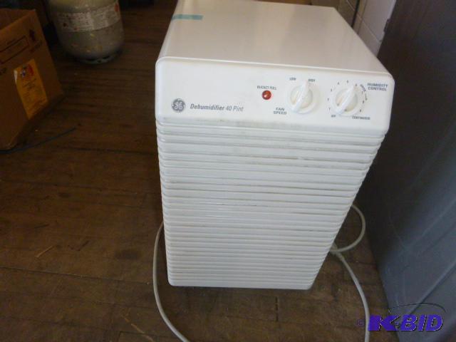 lot 4 image: GE Dehumidifier 40 pint, tested and works....