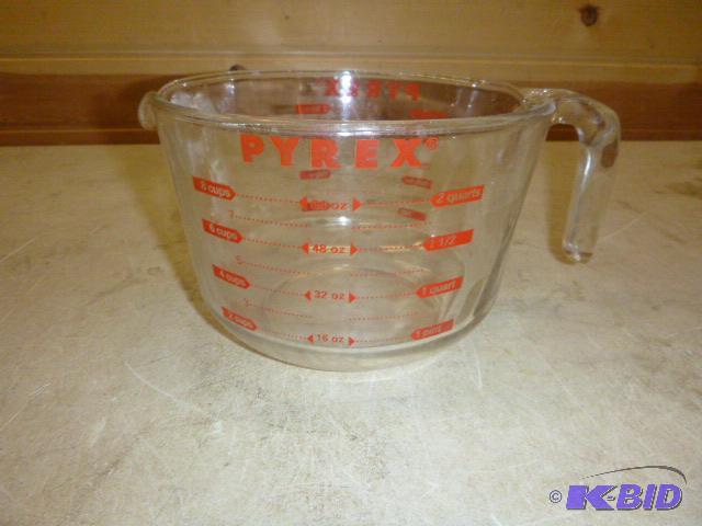 lot 71 image: Pyrex 2 Quart Measuring Cup...
