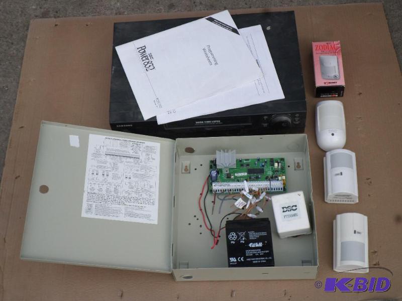 lot 28 image: DSC Power832 PC5010 Security System With Manu...