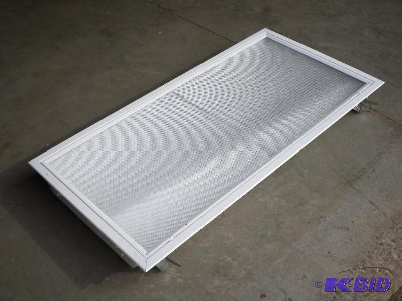 lot 43 image: New 48" 3-Light Flourescent Shop Lights,...