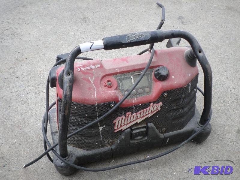 lot 7 image: Milwaukee 120Volt Jobsite Radio With 12Volt P...