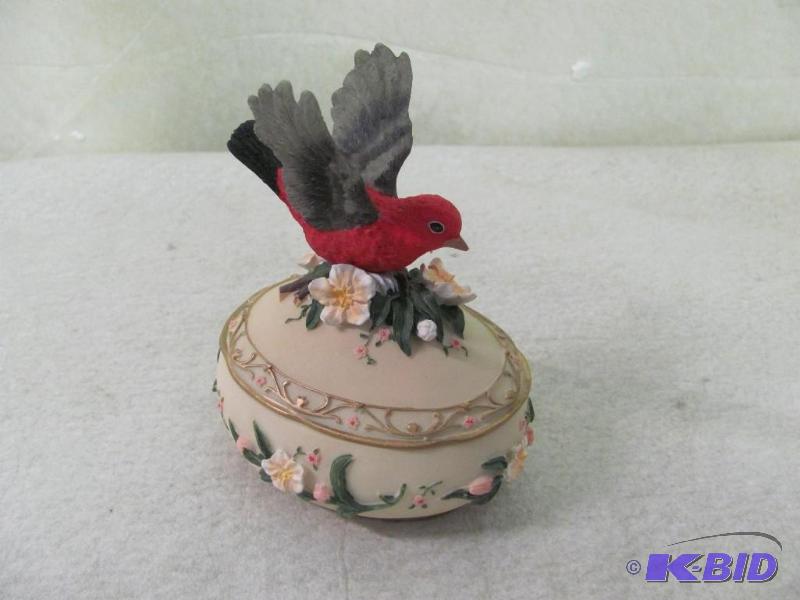 lot 10 image: Heritage House Songbird Music Box