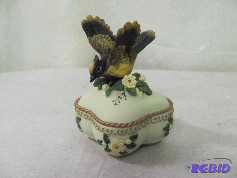 lot 11 image: Heritage House Songbird Music Box