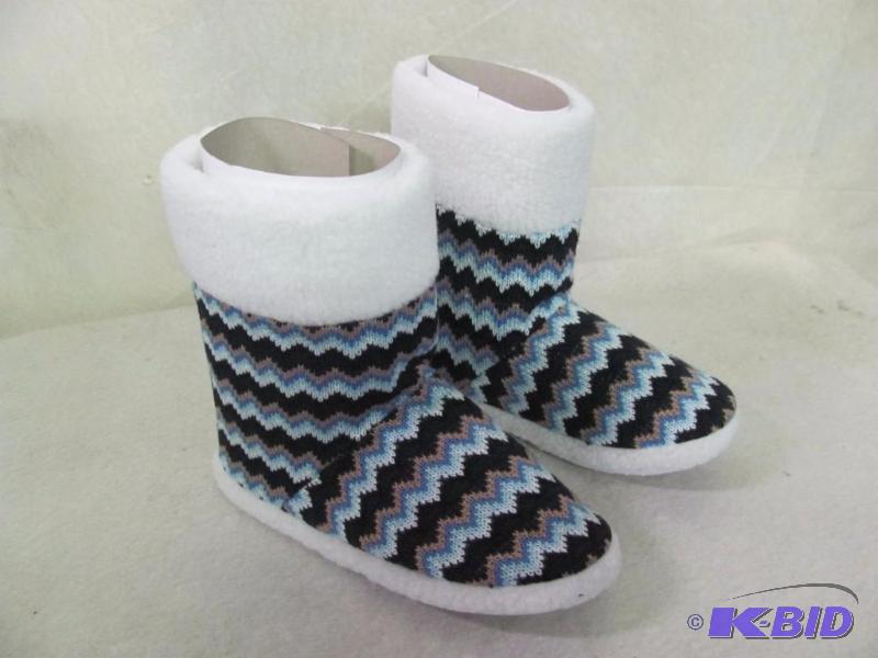 lot 186 image: Ladies Knit Slipper Booties