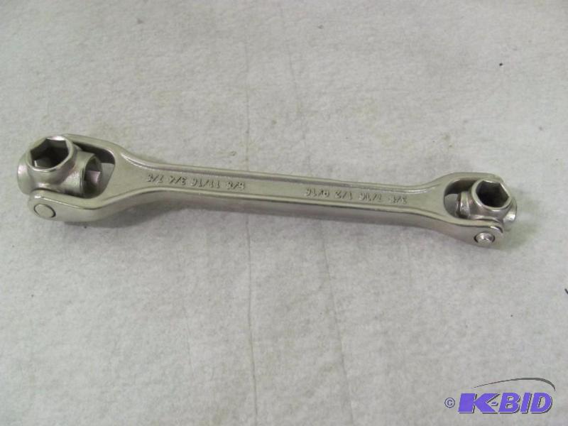 lot 252 image: 8 in 1 Socket Wrench