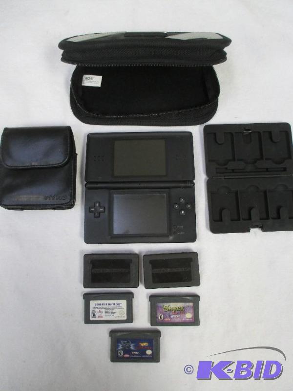 Lot of Nintendo DS lite, games, carrying cases