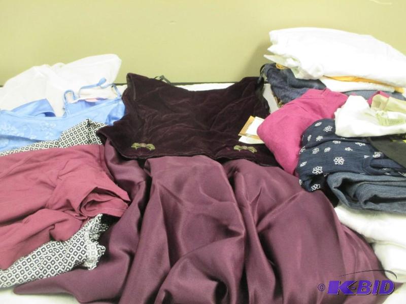 lot 12 image: Lot of women s clothing