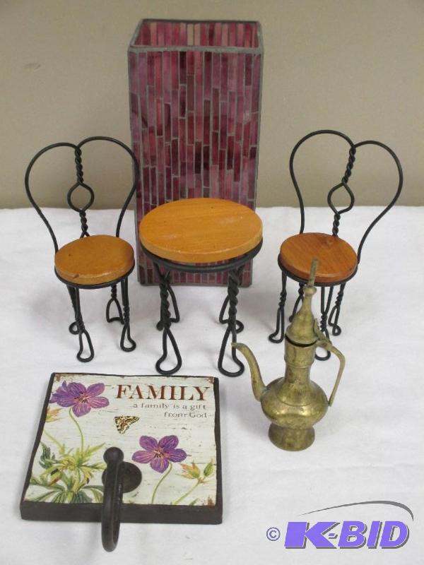 lot 23 image: Lot of four home decor items