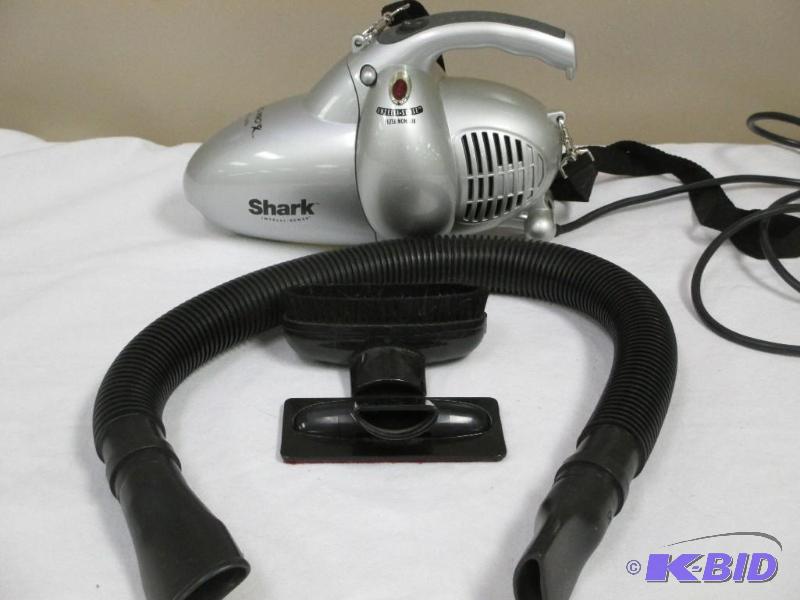 lot 3 image: Shark hand held vacumn