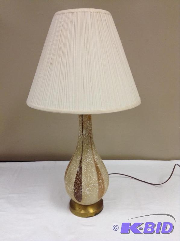 lot 40 image: Nice Table Lamp