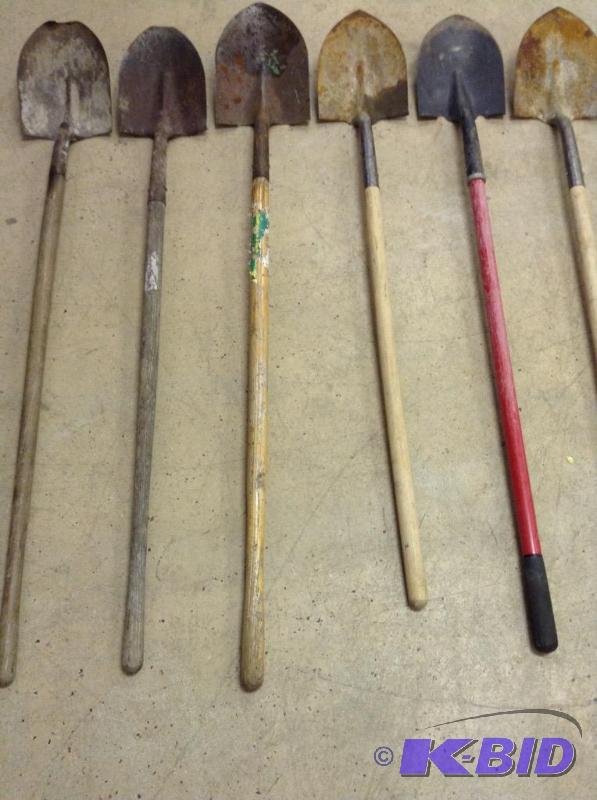 lot 66 image: Lot of Shovels