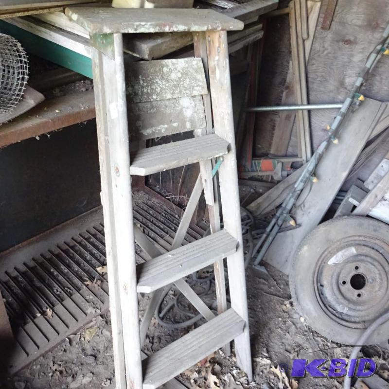 lot 258 image: 4 Wood Step Ladder...