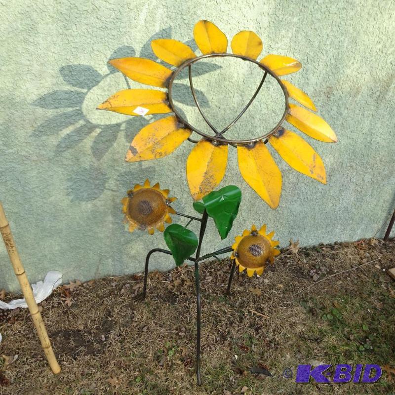 lot 281 image: Outdoor Metal Lawn Ornament...