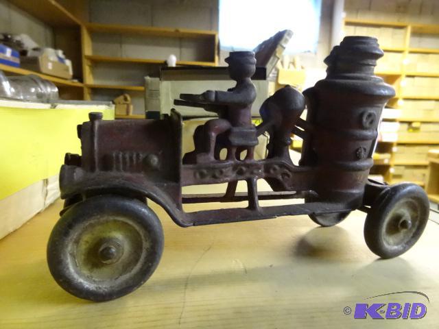 lot 35 image: Old Cast Iron Toy Fire Truck Red. Hubley  Ar...