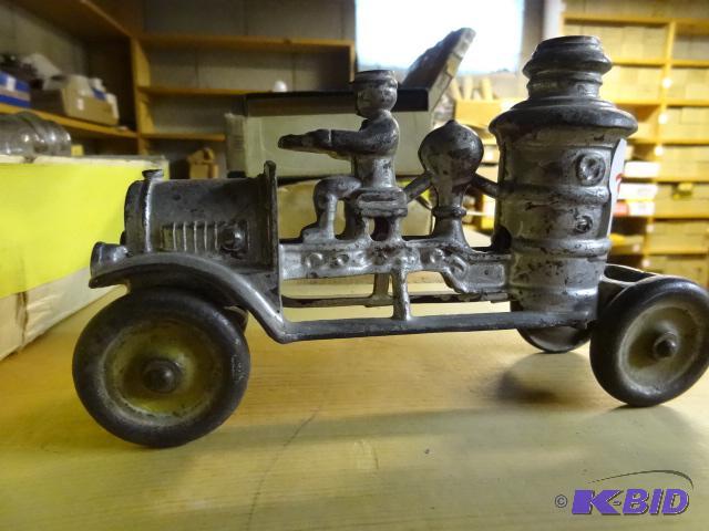 lot 36 image: Old Cast Iron Toy Fire Truck Silver. Hubley ...