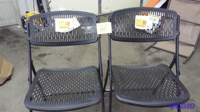 lot 26 image: Lot of 2 folding chairs