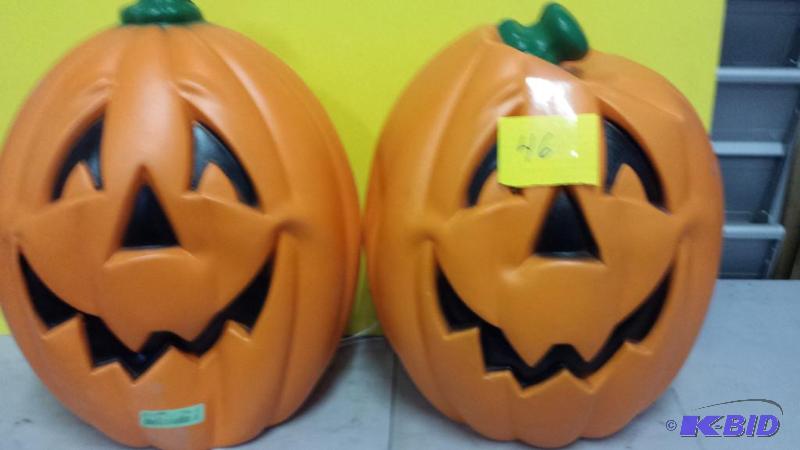 lot 46 image: Lot of 2 outdoor Pumpkings
