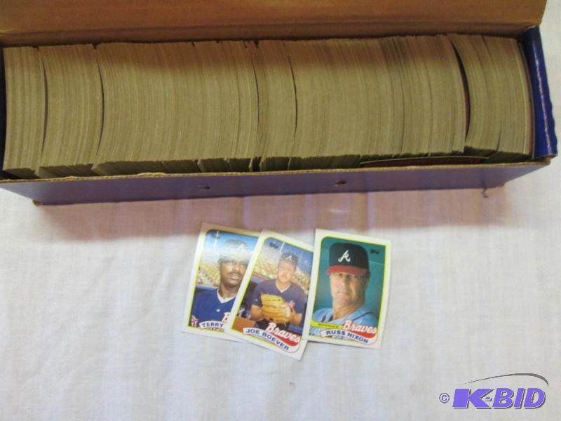 lot 66 image: Box of 1989 Topps baseball cards...