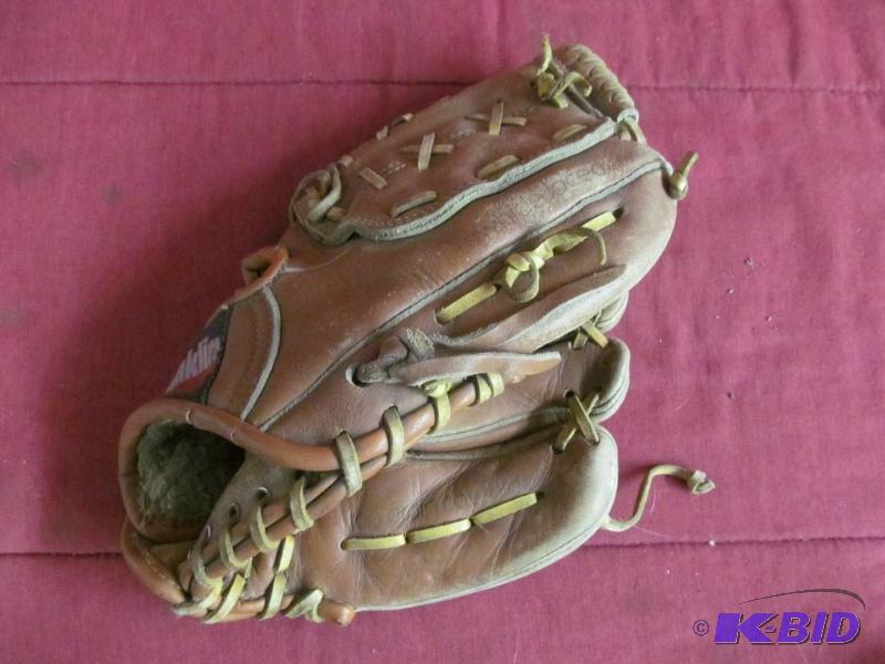 Baseball glove