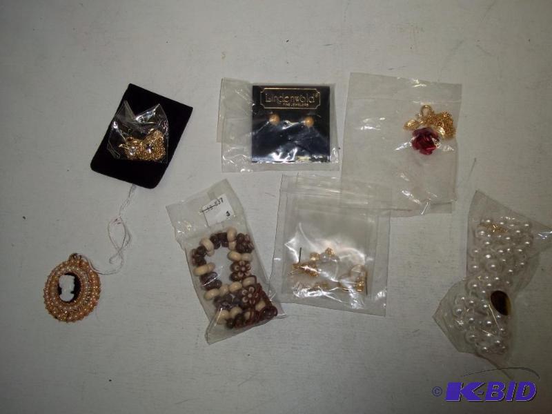 lot 113 image: Misc Necklace, Bracelet and Earring Lot...