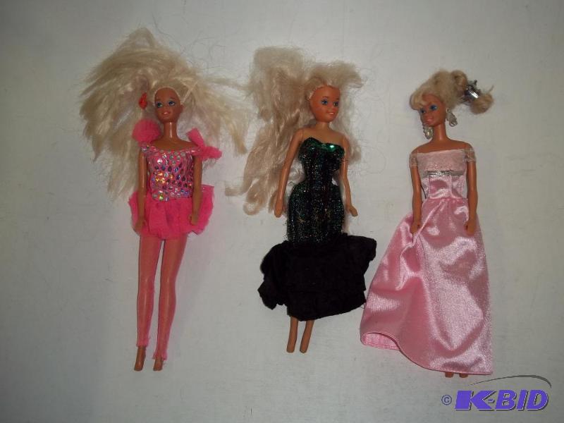 lot 29 image: 3 Vintage Barbie Dolls...