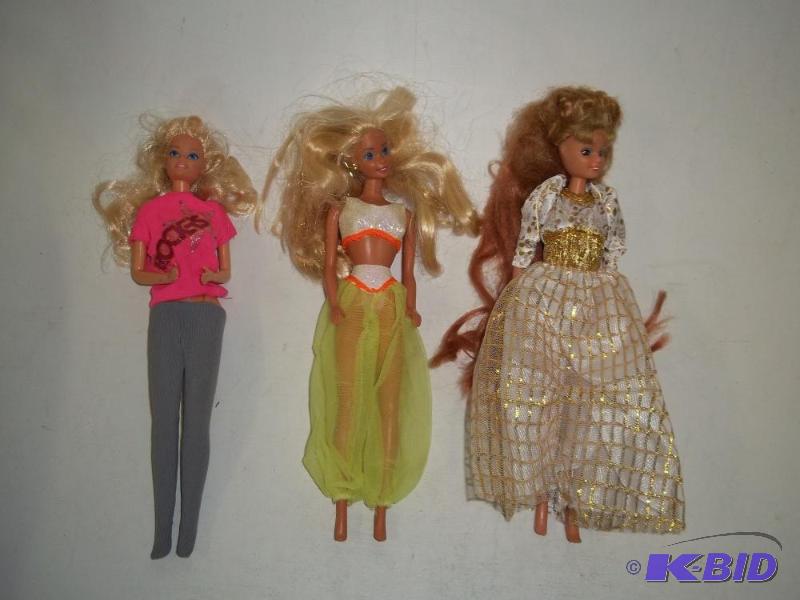 lot 31 image: 3 Vintage Barbie Dolls...