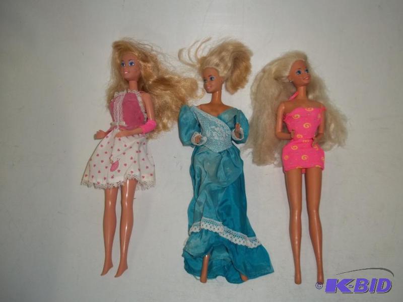lot 34 image: 3 Vintage Barbie Dolls...