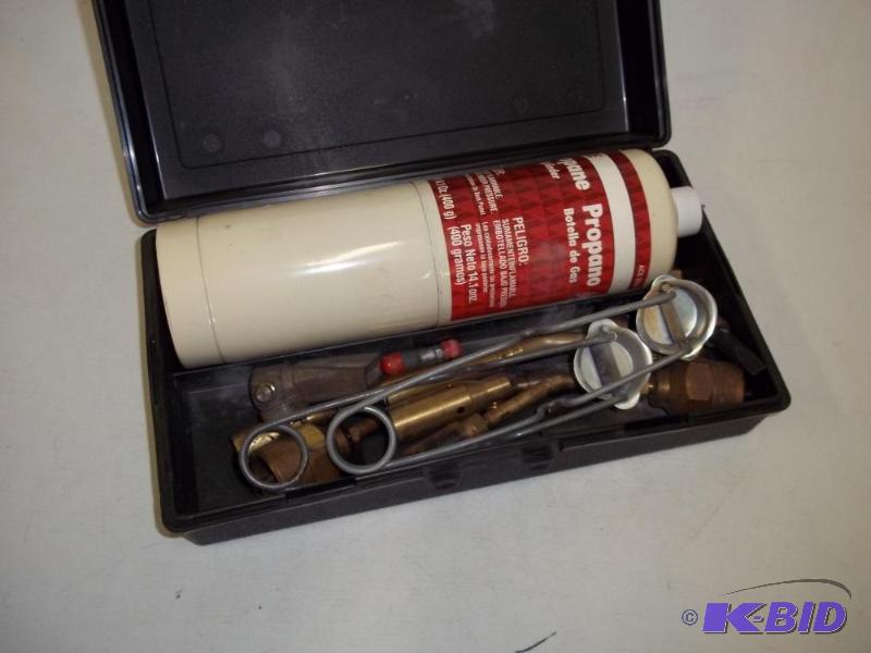 lot 4 image: Torch kit with case...