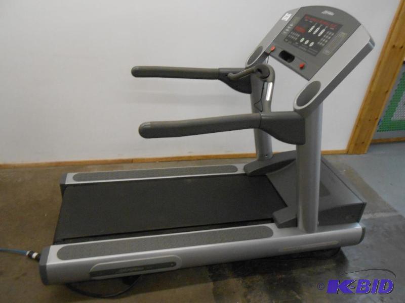 lot 8 image: Life Fitness 95Ti Treadmill