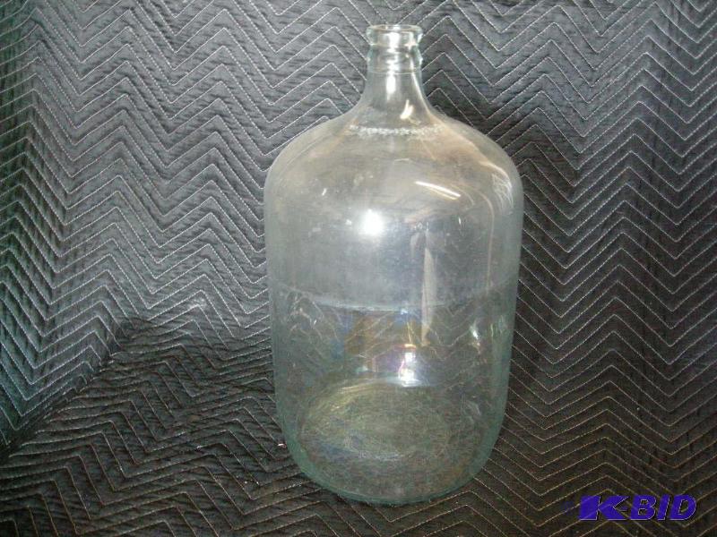 lot 18 image: Large glass jar